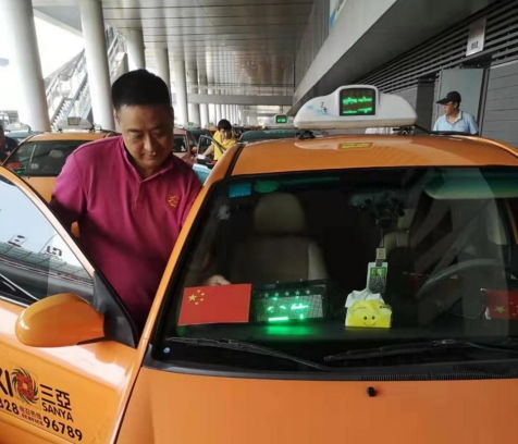 喜迎國(guó)慶，三亞出租汽車(chē)張貼國(guó)旗展愛(ài)國(guó)情懷